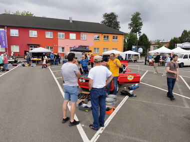 �berall wurden Capri Teile angeboten.
Capri parts were on sale everywhere.
On trouvait des v�tements Capri partout.
